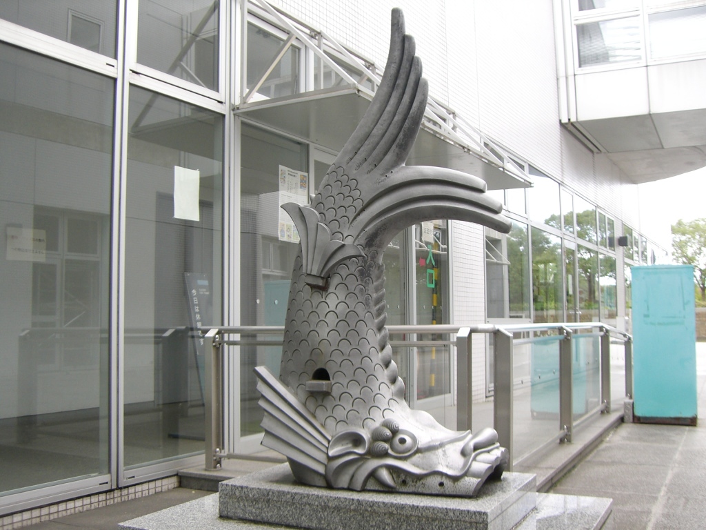 File:Himeji city sculpture shachi-gawara.jpg - Wikimedia Commons