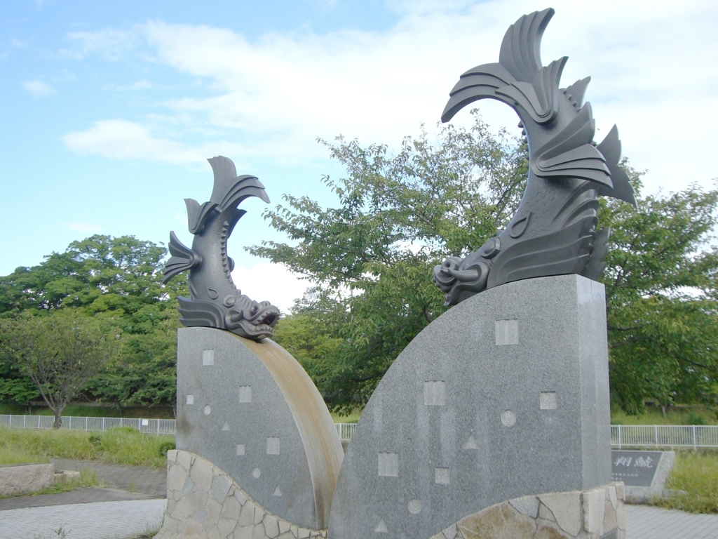 File:Himeji city sculpture shachi-gawara.jpg - Wikimedia Commons